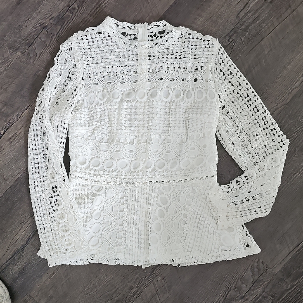 NWOT White Lace Top Blouse Peekaboo Waist, Great For A Night Out, Fully Lined